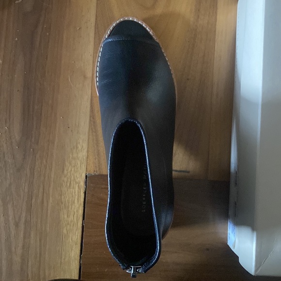 Never worn size 6 1/2 boot - Picture 2 of 9